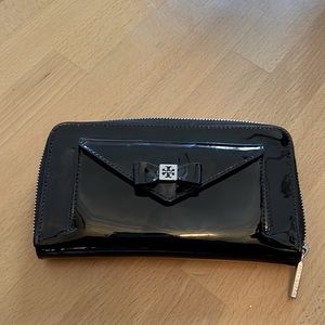 Tory Burch patent leather wallet.